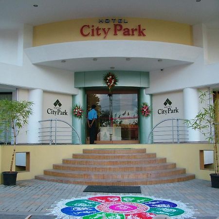 Hotel City Park, Солапур Екстериор снимка