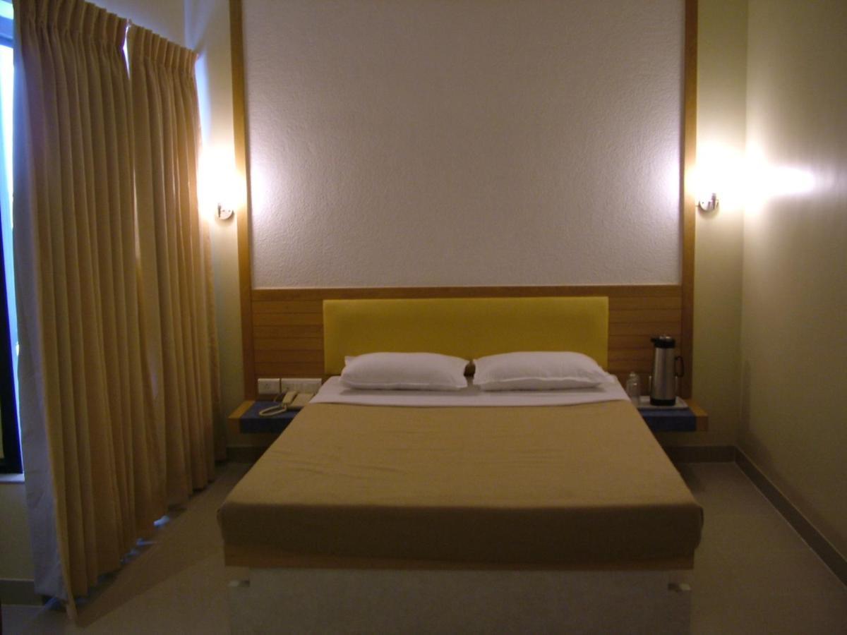 Hotel City Park, Солапур Екстериор снимка