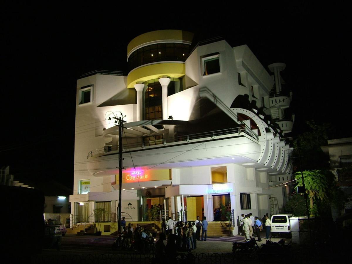 Hotel City Park, Солапур Екстериор снимка